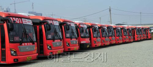 삼화고속 송도 차고지<br />김명섭 기자 msiron@\r\n삼화고속 송도 차고지\n김명섭 기자 msiron@\r\n노조의 파업으로 운행을 멈춘 버스가 10일 인천 송도 삼화고속 차고지에 줄지어 서 있다. 그러나 대형사업장의 파업감소로 파업의 강도를 나타내는 근로손실일수는 14년내 최저치를 기록하고 있다. 김명섭 기자/msiron@heraldm.com