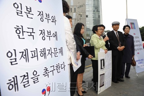 대한변호사협회가 10일 오전 일본대사관 앞에서 일본 정부와 한국 정부에 일제<br />피해자 문제 해결을 위해 적극적으로 나서 줄 것을 촉구하는 기자회견을 가지<br />고 있다. 이 날 일제 강제징용 피해자였던 양금덕 할머니가 양측 정부가 신속히 나서 문제를 해결해 줄 것을 강력히 촉구하고 있다.박해묵 기자/mook@heraldm.com\r\n대한변호사협회가 10일 오전 일본대사관 앞에서 일본 정부와 한국 정부에 일제\n피해자 문제 해결을 위해 적극적으로 나서 줄 것을 촉구하는 기자회견을 가지\n고 있다. 이 날 일제 강제징용 피해자였던 양금덕 할머니가 양측 정부가 신속히 나서 문제를 해결해 줄 것을 강력히 촉구하고 있다.박해묵 기자/mook@heraldm.com\r\n대한변호사협회가 10일 오전 일본대사관 앞에서 일본 정부와 한국 정부에 일제 피해자 문제 해결을 위해 적극적으로 나서줄 것을 촉구하는 기자회견을 열고 있다. 일제 강제징용 피해자였던 양금덕 할머니가 양측 정부가 신속히 나서 문제를 해결해줄 것을 강력히 촉구하고 있다. 박해묵 기자/mook@heraldm.com