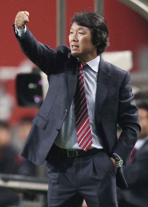 <YONHAP PHOTO-2567> 이쪽으로! (서울=연합뉴스) 김현태 기자 = 7일 오후 서울월드컵경기장에서 열린 축구 국가대표팀과 폴란드의 평가전에서 조광래 감독이 작전지시를 하고 있다. 2011.10.7 mtkht@yna.co.kr/2011-10-07 20:34:05/ <저작권자 ⓒ 1980-2011 ㈜연합뉴스. 무단 전재 재배포 금지.>\r\nCho Kwang-rae