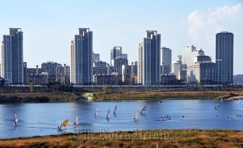 Citizens windsurf at Sejong Reservoir on the South Chungcheong Province section of the Geum River, which opened to the public on Sept. 24.   Yonhap News
