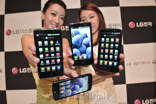 옵티머스 LTE 론칭.<br />정희조 기자/checho@heraldm.com 111010\r\nModels pose with LG’s Optimus LTE smartphone based on 4G wireless technology.   \r\n Chung Hee-cho/The Korea Herald\r\nModels pose with LG’s Optimus LTE smartphone based on 4G wireless technology.   \r\n Chung Hee-cho/The Korea Herald