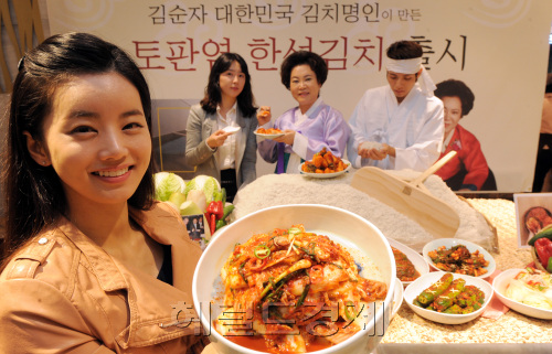 10일 오전 서울 소공동 롯데백화점에서 한성식품 김순자 대한민국 김치 명인 1호가 토판염을 활용한 웰빙형 ' 토판염 한성 김치'를 출시하고 고객들에게 선보이고 있다. 목포대 천일염 생명과학 연구소에서 개발한 김막동 토판염은 염화나트룸 함량은 낮고 칼슘, 칼륨, 마그네슘이 높은 최고의 소금이다. 생산량은 국내 식용 소금 전체의 0.03%에 불과 하다./ 안훈기자 rosedale@ 2011.10.10\r\n10일 오전 서울 소공동 롯데백화점에서 한성식품 김순자 대한민국 김치 명인 1호가 토판염을 활용한 웰빙형 ' 토판염 한성 김치'를 출시하고 고객들에게 선보이고 있다. 목포대 천일염 생명과학 연구소에서 개발한 김막동 토판염은 염화나트룸 함량은 낮고 칼슘, 칼륨, 마그네슘이 높은 최고의 소금이다. 생산량은 국내 식용 소금 전체의 0.03%에 불과 하다./ 안훈기자 rosedale@ 2011.10.10