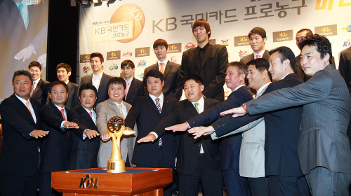 <YONHAP PHOTO-1168> 개막앞둔 프로농구, 파이팅! (서울=연합뉴스) 신준희 기자 = 10일 오전 서울 중구 조선호텔에서 열린 2011-2012 KB국민카드 프로농구 미디어데이에서 각 팀 감독들과 주요 선수들이 기념사진을 찍고 있다. 2011.10.10 hama@yna.co.kr/2011-10-10 12:59:15/ <저작권자 ⓒ 1980-2011 ㈜연합뉴스. 무단 전재 재배포 금지.>\r\nKBL managers and players pose with the 2011-2012 championship trophy during a press conference at Westin Chosun Hotel in Seoul on Monday.  Yonhap News