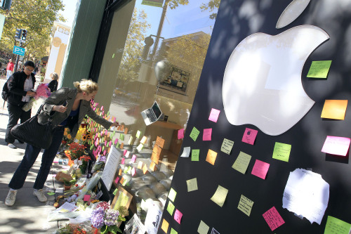 <YONHAP PHOTO-0639> Cacilla Mueller, of Germany, leaves a post-it note at a memorial for Steve Jobs, co-founder and former chief executive officer of Apple Inc., outside an Apple store in Palo Alto, California, U.S., on Friday, Oct. 7, 2011. Jobs, who built the world's most valuable technology company by creating devices that changed how people use electronics and revolutionized the computer, music and mobile-phone industries, died on Oct. 5. He was 56. Photographer: Tony Avelar/Bloomberg /2011-10-10 06:27:14/ <저작권자 ⓒ 1980-2011 ㈜연합뉴스. 무단 전재 재배포 금지.>\r\nA woman leaves a post-it note at a memorial for Steve Jobs, outside an Apple store in Palo Alto, California.  Bloomberg