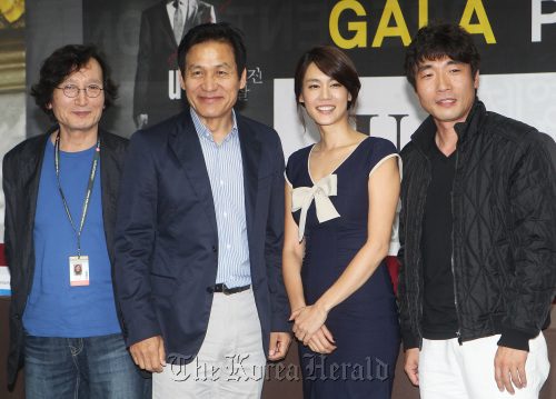 From left: Director Chung Ji-young, and actors Ahn Sung-ki, Kim Ji-ho and Park Won-sang during a press conference for their film “Unbowed,” which made its gala presentation at BIFF at the Busan Cinema Center on Monday.  Yonhap News.
