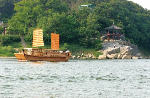 A replica of the Hwangpo sailboat which used to ply back and forth on the lower reaches of the Han River in Yeoju, Gyeonggi Province.\r\n   (KTO)