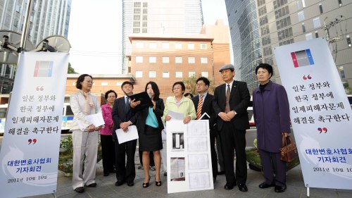Members of the Korean Bar Association urge the Korean and Japanese governments to look into issues regarding victims of the Japanese \r\ncolonial rule in front of the Japanese Embassy in Seoul on Monday.   (Park Hae-mook/The Korea Herald)