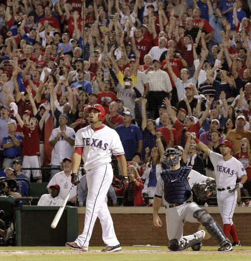 <YONHAP PHOTO-0503> Texas Rangers' Nelson Cruz watches the grand slam home run off of the Detroit Tigers' Ryan Perry that won Game 2 of baseball's American League championship series 7-3, Monday, Oct. 10, 2011, in Arlington, Texas. The Tigers' Alex Avila and Rangers' David Murphy look on. (AP Photo/Mark J. Terrill)/2011-10-11 10:39:41/ <저작권자 ⓒ 1980-2011 ㈜연합뉴스. 무단 전재 재배포 금지.>\r\nTexas Rangers outfielder Nelson Cruz watches his grand slam.   AP-Yonhap News