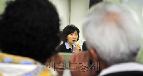나경원 한나라당 서울시장후보가 11일 서울 광진구 노인종합복지관을 찾아 인사말을 하자 안에 들어가지 못한 노인들이 창문에서 나후보를 보고 있다.<br />김명섭 기자 msiron@\r\n나경원 한나라당 서울시장후보가 11일 서울 광진구 노인종합복지관을 찾아 인사말을 하자 안에 들어가지 못한 노인들이 창문에서 나후보를 보고 있다.\r\n김명섭 기자 msiron@