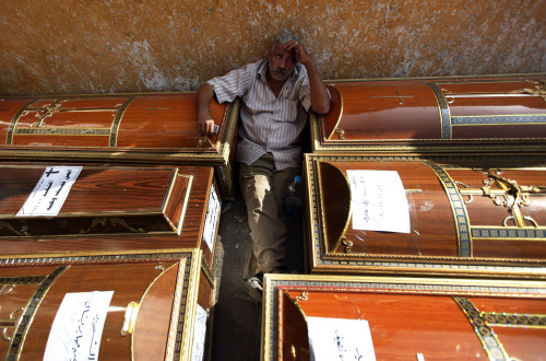 <YONHAP PHOTO-0136> An Egyptian relative of one of the Copts who were killed during clashes with the Egyptian army late sunday, mourns over his coffin outside the morgue of the Copts hospital in Cairo, Egypt, Monday, Oct. 10, 2011. Egypt's Coptic church blasted authorities Monday for allowing repeated attacks on Christians with impunity as the death toll from a night of rioting rose to more than two dozen, most of them Christians who were trying to stage a peaceful protest in Cairo over an attack on a church. (AP Photo/Khalil Hamra)/2011-10-11 02:40:15/ <저작권자 ⓒ 1980-2011 ㈜연합뉴스. 무단 전재 재배포 금지.>\r\nA relative of one of the Copts killed during clashes with the Egyptian army mourns over his coffin in Cairo on Monday AP-Yonh ap News