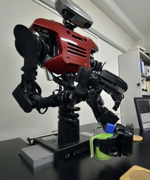 <YONHAP PHOTO-0803> TO GO WITH AFP STORY 'Japan-computer-technology-robot,FEATURE' by Hiroshi Hiyama In a photo taken on September 28, 2011 Kawada Industries' humanoid robot Hiro drops a mock ice cube into a cup at a laboratory in Yokohama, suburban Tokyo. Hasegawa has developed a system that allows robots to look around their environment and do research on the Internet, enabling them to "think" how best to solve a problem. The Self-Organizing Incremental Neural Network, or "SOINN", is an algorithm that allows robots to use their knowledge to infer how to complete tasks they have been told to do. AFP PHOTO / Yoshikazu TSUNO /2011-10-11 13:12:41/ <저작권자 ⓒ 1980-2011 ㈜연합뉴스. 무단 전재 재배포 금지.>\r\nKawada Industries’ humanoid robot Hiro drops a mock ice cube into a cup at a laboratory in Yokohama, suburban Tokyo on Sept. 28. AFP-Yonhap News