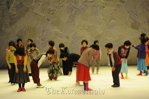 A scene from “Dancing Grandmothers,” one of 13 Korean pieces chosen for PAMS Choice this year.\r\n PAMS\r\nA scene from “Dancing Grandmothers,” one of 13 Korean pieces chosen for PAMS Choice this year.\r\n PAMS