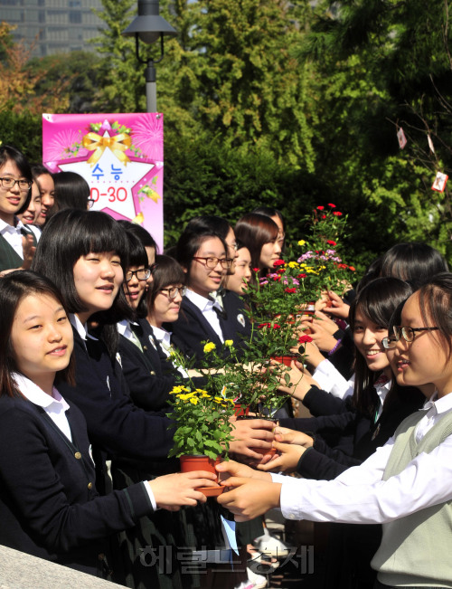 농협과 (사)한국화훼생산자협의회는 수능을 D-30인 11일 서울 중구 정동 이화여고에서 '합격을 부르는 꽃향기' 행사를 열어 2학년 학생들이 3학년 수험생 선배들에게 화분을 선물하고 있다.<br />김명섭 기자 msiron@\r\n농협과 (사)한국화훼생산자협의회는 수능을 D-30인 11일 서울 중구 정동 이화여고에서 '합격을 부르는 꽃향기' 행사를 열어 2학년 학생들이 3학년 수험생 선배들에게 화분을 선물하고 있다.\n김명섭 기자 msiron@