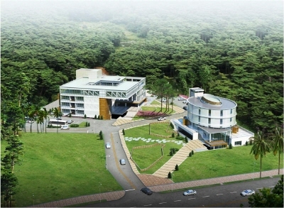 지난 1998년 삼성엔지니어링에서 분사, 종합 건설 및 엔지니어링 기업으로 자리하며 전국 시공 능력 평가 순위 117위에 올라있는 ㈜휴먼텍코리아는 연매출 1800억 원의 중견 건설기업으로 자리한데 이어 업계 최고의 지명도를 자랑하는 우량 IT업체의 중요 프로젝트를 모두 수주해 기술력을 인정받고 있다.\r\n㈜휴먼텍코리아 관계자는 “이스트소프트 R&D 연구센터에 이어 내년 8월에 준공될 예정인 NXC까지 수주함으로써 당사의 영업력과 시공능력이 널리 인정받은 것이라 보고 앞으로 제주지역에서 진행될 다양한 프로젝트에 대한 공격적인 수주 및 영업 활동을 통해 기술력을 적극적으로 전파하겠다”는 방침을 밝혔다.