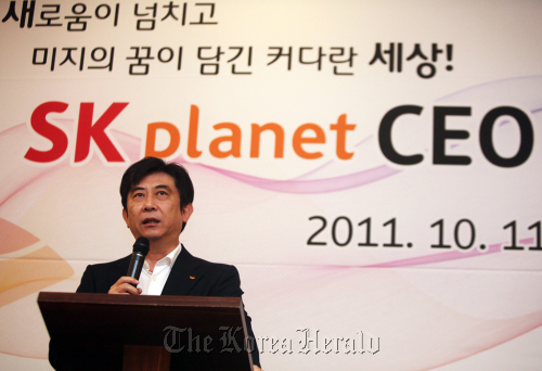 Seo Jin-woo, chief executive officer of SK Planet, speaks to reporters at a press conference in Seoul on Tuesday.   SK Planet