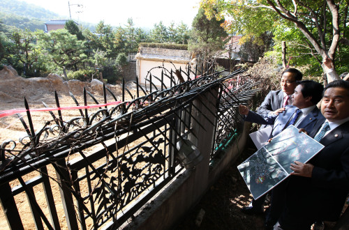 <YONHAP PHOTO-1035> 민주당 의원들, 李 대통령 사저 건립용 부지 현장방문 (서울=연합뉴스) 전수영 기자 = 민주당 이윤석(오른쪽부터), 이석현, 홍영표 의원 등이 11일 오후 서울 내곡동 이명박 대통령의 사저 건립용 부지를 직접 방문해 현장을 검증하고 있다. 이날 청와대 관계자는 내곡동 토지를 구입한 직후 지목이 `전(밭)'에서 `대지'로 변경된게 특혜 아니냐는 데 대해 "원래 땅 소유주가 신청하면 해당 구청의 공무원이 확인한 후 즉시 처리한다"면서 "건물이 있어 대지로 사용하던 토지를 이전 소유자가 원래 용도에 맞게 바꾼 것"이라고 해명했다. 2011.10.11 swimer@yna.co.kr/2011-10-11 14:58:02/ <저작권자 ⓒ 1980-2011 ㈜연합뉴스. 무단 전재 재배포 금지.>\r\nLawmakers of the main opposition Democratic Party inspect a housing lot in Seoul where President Lee Myung-bak will live after retirement on Tuesday. Yonhap News