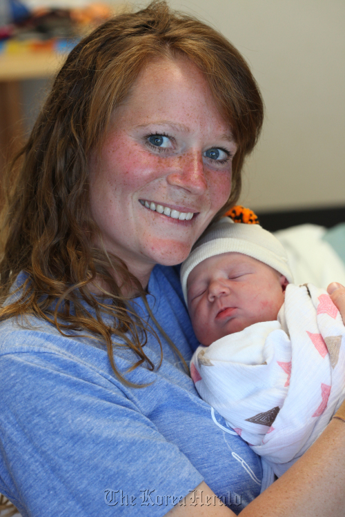 Amber Miller holds her baby at a hospital in Winfied, Illinois on Monday  MCT\r\nAmber Miller holds her baby at a hospital in Winfied, Illinois on Monday.  MCT