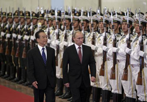 <YONHAP PHOTO-1255> Russia's Prime Minister Vladimir Putin (R) and China's Premier Wen Jiabao inspect an honour guard during a welcome ceremony at the Great Hall of the People in Beijing on October 11, 2011. Putin arrived in Beijing for talks with Chinese leaders, a day after his gas-rich nation signed deals worth over seven billion USD with the world's top energy consumer. AFP PHOTO / POOL / Jason LEE /2011-10-11 16:21:40/ <저작권자 ⓒ 1980-2011 ㈜연합뉴스. 무단 전재 재배포 금지.>\r\nRussia’s Prime Minister Vladimir Putin (right) and China’s Premier Wen Jiabao inspect an honor guard during a ceremony at the Great Hall of the People in Beijing on Tuesday.  AFP-Yonhap News