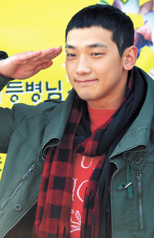 Singer Rain salutes his fans before walking into a boot camp in\r\nUijeongbu, Gyeonggi Province, Tuesday. (Yonhap News)