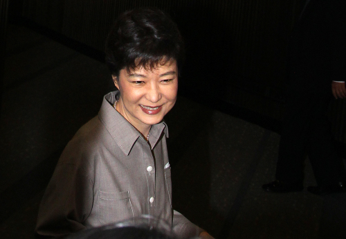Former Grand National Party leader Rep. Park Geun-hye enters the main chamber of the National Assembly last month. (Yonhap News)