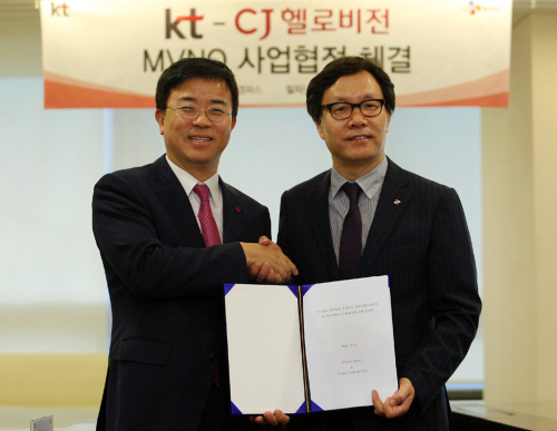 12일 서울 KT 올레캠퍼스에서 CJ헬로비전 변동식(오른쪽) 대표와 KT 표현명 사장은 사업 협정을 체결하고 MVNO 활성화를 위한 양사의 협력을 약속했다.