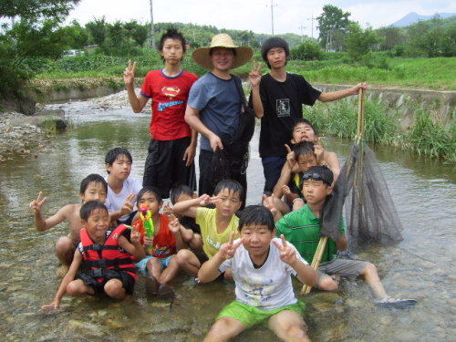 Open Door Picture\r\nRev. Hwang Chum-gon fishes with children supported by Open Door.  OSWC