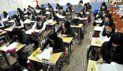 12일 오전 전국적으로 고3 전국연합학력평가가 치뤄져 서울 종로구 필운동 배화여고에서 학생들이 문제지와 답안지를 받고 있다. <br />김명섭 기자 msiron@\r\n12일 오전 전국적으로 고3 전국연합학력평가가 치뤄져 서울 종로구 필운동 배화여고에서 학생들이 문제지와 답안지를 받고 있다. \n김명섭 기자 msiron@\r\n수능시험 전 마지막 전국단위 모의고사인 고3 전국연합학력평가가 12일 치러졌다. 사진은 서울 종로구 필운동 배화여고에서 학생들이 신중하게 문제를 풀고 있는 모습.    김명섭 기자/msiron@heraldm.com
