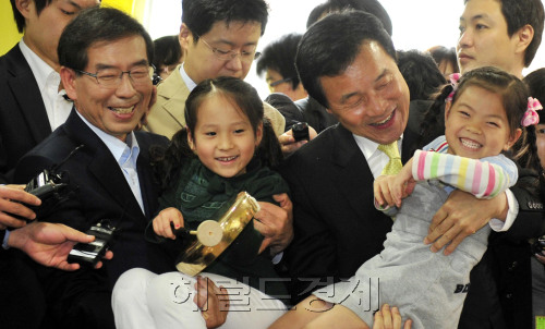 박원수 서울시장 야권 단일후보와 손학규 민주당 대표가 12일 오전 서울 서대문구 구립홍은어린이집을 찾아 아이들을 돌보고 있다.<br />김명섭 기자 msiron@\r\n박원수 서울시장 야권 단일후보와 손학규 민주당 대표가 12일 오전 서울 서대문구 구립홍은어린이집을 찾아 아이들을 돌보고 있다.\r\n김명섭 기자 msiron@
