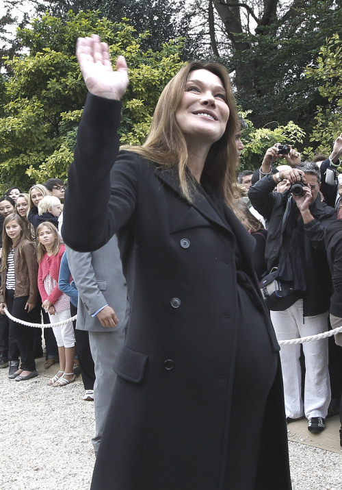 <YONHAP PHOTO-1572> FILE - In this Sept.17, 2011 file photo, France's first lady Carla Bruni-Sarkozy waves in the gardens of the Elysee Palace in Paris. Bruni-Sarkozy is about to have a baby, and the pending birth has taken on the air of a state secret _ baring caution within Sarkozy's political team as the unpopular president eyes a possible re-election bid. Bruni-Sarkozy is poised to become the first first lady in modern France to give birth. (AP Photo/Jacques Brinon, File, Pool)/2011-10-11 18:41:57/ <저작권자 ⓒ 1980-2011 ㈜연합뉴스. 무단 전재 재배포 금지.>\r\nFrance’s first lady Carla Bruni-Sarkozy waves in the gardens of the Elysee Palace in Paris.  AP-Yonhap News