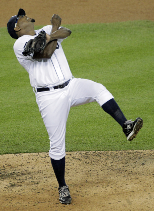 <YONHAP PHOTO-1676> Detroit Tigers relief pitcher Jose Valverde reacts after the last out in the ninth inning of Game 3 of baseball's American League championship series against the Texas Rangers, Tuesday, Oct. 11, 2011, in Detroit. (AP Photo/Duane Burleson) /2011-10-12 12:58:47/ <저작권자 ⓒ 1980-2011 ㈜연합뉴스. 무단 전재 재배포 금지.>\r\nDetroit Tigers closer Jose Valverde celebrates after getting the final out.  \r\n AP-Yonhap News
