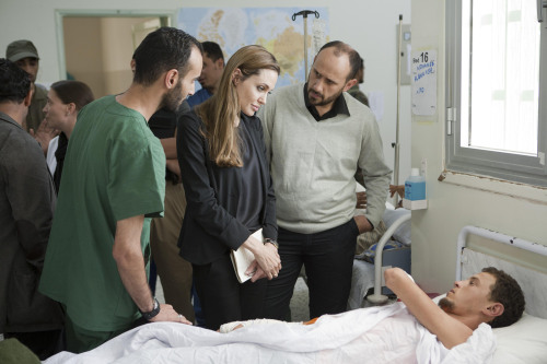 <YONHAP PHOTO-1012> In this photo released by Jason Tanner through the Press Association , actress and U.N. goodwill ambassador Angelina Jolie talks to unidentified men in Misrata, Libya Tuesday Oct. 11, 2011. On her Libya trip, she met representatives from UNHCR, Medecins Sans Frontieres and local non-governmental organisations delivering assistance to Libyans in Misrata and Tripoli. (AP Photo / Jason Tanner/ ho) NO SALES/2011-10-12 07:28:30/ <저작권자 ⓒ 1980-2011 ㈜연합뉴스. 무단 전재 재배포 금지.>\r\nActress and U.N. goodwill ambassador Angelina Jolie talks to unidentified men in Misrata, Libya, Tuesday.   AP-Yonhap News