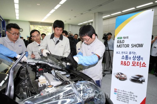 Participants in Hyundai Motor Group’s R&D Motor Show from Hyundai and Kia’s suppliers inspect a vehicle at the carmaker’s research center in Gyeonggi Province on Oct. 5. The event is designed to support suppliers to see the latest in automotive technologies. \n Hyundai Motor Co.