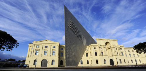 <YONHAP PHOTO-0033> The Saturday, Oct. 8, 2011 photo shows Dresden's, eastern Germany, Museum of Military History that is to be reopened after a dramatic redesign by American architect Daniel Libeskind. Libeskind added a massive five-story wedge of glass, concrete and steel that rips through the former armory built for the armies of Kaiser Wilhelm I, interrupting the symmetry of the neo-Classical building as a symbol of how German democracy has pushed aside the authoritarian past. (AP Photo/dapd, Matthias Rietschel)/2011-10-12 00:15:37/ <저작권자 ⓒ 1980-2011 ㈜연합뉴스. 무단 전재 재배포 금지.>\r\nThe Museum of Military History in Dresden, Germany. AP-Yonhap News