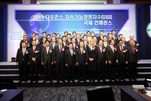 한국생산성본부와 다우존스인덱스, 지속가능성 평가기관 SAM이 주관한 ‘2011 다우존스 지속가능 경영지수(DJSI) 국제 콘퍼런스’에서 지속가능 경영의 우수성을 인정받은 SK텔레콤 등 국내 35개 기업 대표와 최동규 한국생산성본부 회장, 존 프레스보 다우존스인덱스 대표 등이 기념촬영을 하고 있다.