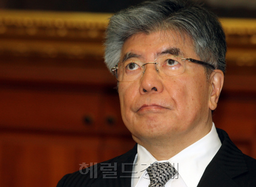 김중수 한국은행 총재가 13일 오전 서울 소공동 한국은행 본점에서 열린 금융통화위원회 통화정책방향 결정회의에서 의장석에 앉아 위를 바라보고 있다<br />정희조기자 checho@heraldm.com 2011.10.13\r\n김중수 한국은행 총재가 13일 오전 서울 소공동 한국은행 본점에서 열린 금융통화위원회 통화정책방향 결정회의에서 의장석에 앉아 위를 바라보고 있다\r\n정희조기자 checho@heraldm.com 2011.10.13\r\n김중수 한국은행 총재는 13일 오전 서울 소공동 한국은행 본점에서 열린 금융통화위원회를 개최했다. 이날 금통위는 현 3.25%의 기준금리를 동결하기로 통화정책방향을 결정했다. 정희조기자 checho@heraldm.com