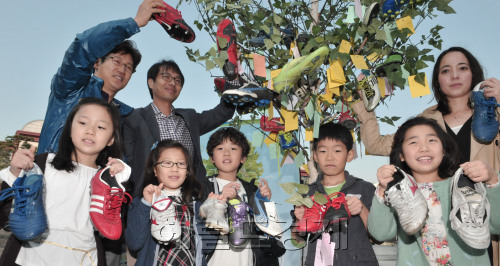 13일 서울 역사박물관 마당에서 벌인 '희망의 운동화 보내기'캠페인. 덕수초등학교 학생들이 기증된 운동화를 선보이고 있다. 이 행사는 서울시 교육청과 (사)국제피스스포츠연맹 주최로 시민들의 희망 메세지 메모와 기증 운동화를  희망나무에 다는 행사이다. <br />정희조 기자/checho@heraldm.com 111013\r\n13일 서울 역사박물관 마당에서 벌인 '희망의 운동화 보내기'캠페인. 덕수초등학교 학생들이 기증된 운동화를 선보이고 있다. 이 행사는 서울시 교육청과 (사)국제피스스포츠연맹 주최로 시민들의 희망 메세지 메모와 기증 운동화를  희망나무에 다는 행사이다. \n정희조 기자/checho@heraldm.com 111013\r\n13일 서울 역사박물관 마당에서 벌인 '희망의 운동화 보내기'캠페인. 덕수초등학교 학생들이 기증된 운동화를 선보이고 있다. 이 행사는 서울시 교육청과 (사)국제피스스포츠연맹 주최로 시민들의 희망 메세지 메모와 기증 운동화를  희망나무에 다는 행사이다. \n정희조 기자/checho@heraldm.com 111013\r\n13일 서울 역사박물관 마당에서 벌인 '희망의 운동화 보내기'캠페인. 덕수초등학교 학생들이 기증된 운동화를 선보이고 있다. 이 행사는 서울시 교육청과 (사)국제피스스포츠연맹 주최로 시민들의 희망 메세지 메모와 기증 운동화를  희망나무에 다는 행사이다. \n정희조 기자/checho@heraldm.com 111013\r\n서울 광화문 역사박물관 마당에서 13일 벌인 ‘희망의 운동화 보내기’ 캠페인에 참여한 덕수초등학교 학생들이 기증한 운동화를 선보이고 있다. 희망의 운동화 보내기 행사에 참여하고 싶은 시민들은 희망 메시지 메모와 기증 운동화를 희망나무에 매달면 된다.  정희조 기자/checho@heraldm.com