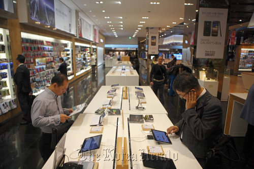 Visitors try Samsung Electronics Co. Galaxy Tab 10.1 tablet computers at the company’s headquarters in Seoul.  Bloomberg