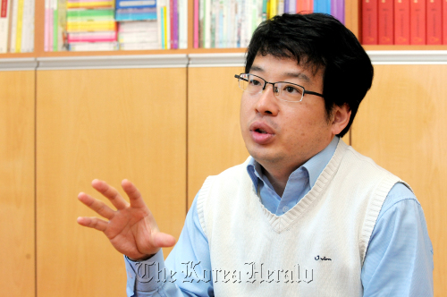 사교육 걱정없는 세상 부대표 인터뷰./ 안훈기자 rosedale@ 2011.10.04\r\nKim Seung-hyun, policy director and vice president of World Without Worries about Private Education, talks about early English education and its effect on children.\n  Ahn Hoon/The Korea Herald