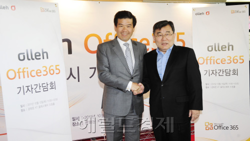 KT가 클라우드를 기반으로 하는 스마트워크 솔루션 '올레 오피스365'를 출시하고 13일 오전 서울 KT광화문 올레스퀘어에서 출시기념 기자간담회를 열었다. 김 제임스 우 한국마이크로소프트사장(좌), KT 기업고객부문 김홍진 부사장(우)이 기념촬영을 하고 있다. 박해묵 기자/mook@heraldm.com\r\nKT가 클라우드를 기반으로 하는 스마트워크 솔루션 '올레 오피스365'를 출시하고 13일 오전 서울 KT광화문 올레스퀘어에서 출시기념 기자간담회를 열었다. 김 제임스 우 한국마이크로소프트사장(좌), KT 기업고객부문 김홍진 부사장(우)이 기념촬영을 하고 있다. 박해묵 기자/mook@heraldm.com