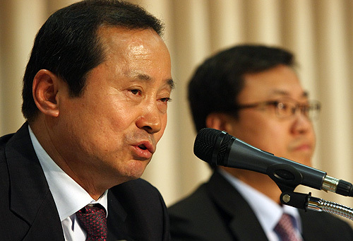 수도권정비계획법 등 중복규제로 비수도권보다 낙후\r\n“수도권정비계획법(수정법)에서 제외시켜 주지 않을 거면 차라리 강원도로 보내달라! 그러면 한 가지 제약에서라도 벗어날 수 있다!”\r\n김규선 연천군수가 ‘폭탄선언’을 했다. 60여년간 국가 안보를 위해 희생해 왔음에도 중첩규제에 시달려온 연천군민 4만5천명을 대신해 울분을 토한 것이다. 11일 전국은행연합회관에서 열린 ‘접경낙후지역(강화·옹진·연천)의 수도권 제외 공동토론회’에서다.\r\n이날 토론자로 나선 김 군수는 “수정법, 군사시설보호구역 규제 등 7가지 규제가 연천군 발목을 잡고 있다. 그 중 가장 무서운 게 수정법”이라며 “인구와 산업 집중을 막으려는 수정법 취지에는 공감하나, 수도권에 속했다는 이유로 규제하는 것은 중앙정부의 횡포”라고 목소리를 높였다.