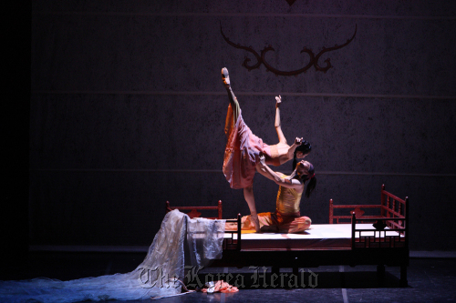 A scene from Korea National Ballet’s premier of “Prince Hodong” at San Carlo Theater on Wednesday. KNB