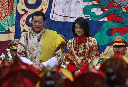 <YONHAP PHOTO-1108> King Jigme Khesar Namgyal Wangchuck,left, and Queen Jetsun Pema sit during Buddhist blessings prior to their marriage at the Punakha Dzong, in Punakha, Bhutan, Thursday, Oct. 13, 2011. The 31-year-old reformist monarch of the small Himalayan Kingdom wed his commoner bride in a series ceremonies Thursday. (AP Photo/Kevin Frayer)/2011-10-13 13:01:19/ <저작권자 ⓒ 1980-2011 ㈜연합뉴스. 무단 전재 재배포 금지.>\r\nKing Jigme Khesar Namgyal Wangchuck (left) and Queen Jetsun Pema sit during Buddhist blessings prior to their marriage at the Punakha Dzong in Punakha, Bhutan on Thursday.  AP-Yonhap News