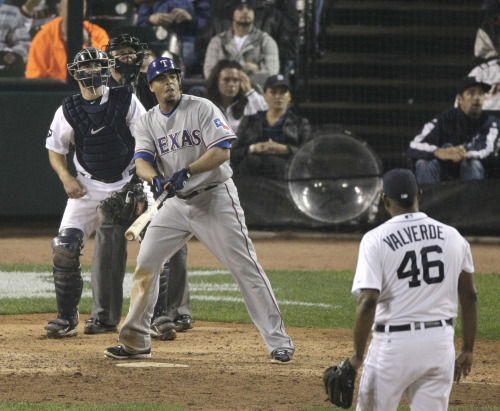 <YONHAP PHOTO-1038> Texas Rangers' Nelson Cruz watches his 3-run home run in the 11th inning off Detroit Tigers relief pitcher Jose Valverde (46) in Game 4 of baseball's American League championship series Wednesday, Oct. 12, 2011, in Detroit. (AP Photo/Mark Duncan) /2011-10-13 11:55:59/ <저작권자 ⓒ 1980-2011 ㈜연합뉴스. 무단 전재 재배포 금지.>\r\nTexas Rangers outfielder Nelson Cruz watches his three-run home run in the 11th inning. AP-Yonhap News