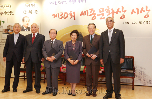 Sejong Cultural Award winners pose for a photo in Seoul, Thursday. From right are Culture Minister Choe Kwang-shik, Eurasian Philharmonic Orchestra music director Geum Nan-sae, actress Kim Hye-ja, Seoul National University art history professor emeritus Ahn Hwi-joon, the Institute for Translation of Korean Classics director Lee Dong Hwan and Sejong Cultural Award committee chairman Hwang Byung-ki.    Ministry of Culture, Sports and Tourism