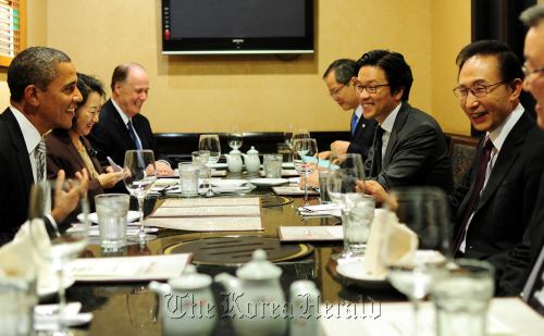 <YONHAP PHOTO-0928> 한국식당 찾은 한미 정상 (워싱턴=연합뉴스) 김병만 기자 = 이명박 대통령과 오바마 미 대통령이 12일 오후(현지시간) 미 워싱턴 버지니아 타이슨즈 코너에 있는 한식당 '우래옥'에서 비공식 만찬을 즐기고 있다. 2011.10.13 kimb01@yna.co.kr/2011-10-13 11:09:49/ <저작권자 ⓒ 1980-2011 ㈜연합뉴스. 무단 전재 재배포 금지.>\r\nSouth Korean President Lee Myung-bak (second from right) enjoys an unofficial dinner with U.S. President Barack Obama at Woo Lae Oak, a Korean restaurant, in Virginia on Wednesday.  Yonhap News
