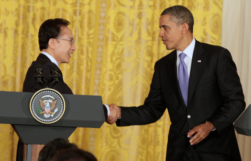 President Lee Myung-bak shakes hands with U.S. President Barack Obama