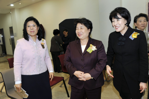 경운박물관 가을 기획전시회 ‘사각사각전’ 개막식에 참석한 김금래(가운데) 여성가족부 장관이 송광자(오른쪽) 경운박물관장, 안정숙 경기여고 교장과 함께 작품에 대해 얘기하고 있다.\r\n사각사각전’은 우리에게 가장 친숙하고 안정감을 주는 ‘사각’ 형태를 주제로 궤, 함, 농, 상자, 탁자 등 네모, 사각형, 박스형의 옛 유물들을 소개하는 전시회다. 서울 개포동 경기여고 100주년기념관 내 경운박물관에서 12월 16일까지 전시된다
