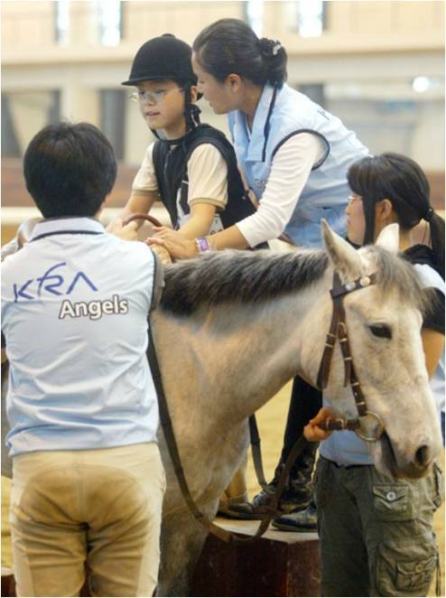 우리 말산업의 현주소와 미래를 가늠해볼 국내 최대 말산업 축제가 열린다. 농림수산식품부와 한국마사회가 오는 19일(수)부터 23일(일)까지 5일간 서울경마공원 일원에서 ‘2011 말산업 대축전’을 개최한다. 이 행사는 국내 말산업 발전의 획기적 도약의 계기가 될 말산업육성법 시행(9월 10일)을 축하하고 말산업육성법과 말산업을 홍보할 목적으로 기획됐다. 이번 축제에는 축하기념식을 비롯해 아이돌 스타들의 특집 콘서트 등 다양한 행사가 마련된다.