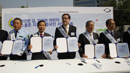 취임 한 달을 보낸 프랑수아 프로보 르노삼성 사장은 지난 13일 오전 광화문 일대에서 가진 ‘스쿨존 지키기 서명운동’ 행사에서 기자들이 르노삼성의 강점을 묻자 주저없이 이 같이 밝혔다. 그는 글로벌 경제위기나 주력 모델 경쟁 심화 등에 대해서도 확고한 자신감을 피력했다