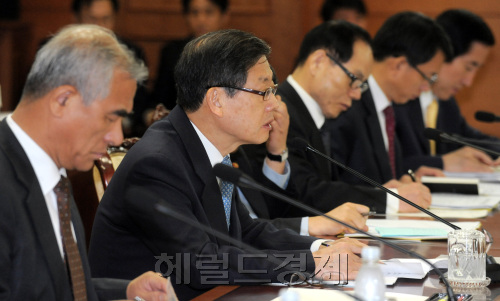 김황식 국무총리가 14일 오전 정부중앙청사에서 열린 국가정책조정회의에 참석, 회의를 주재하고 있다./ 안훈기자 rosedale@ 2011.10.14\r\n김황식 국무총리가 14일 오전 정부중앙청사에서 열린 국가정책조정회의에 참석, 회의를 주재하고 있다./ 안훈기자 rosedale@ 2011.10.14\r\n김황식 국무총리는 14일 오전 정부중앙청사에서 국가정책조정회의를 주재했다. 이날 회의에선 기부문화 활성화 위한 기부금 투명성 제고 방안 등이 논의됐다. 안훈 기자/rosedale@